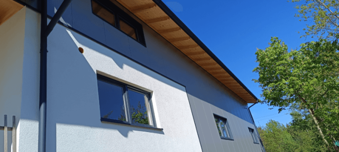 Náš zákazník z Rakúska si vybral okná zo série REHAU SmartLine + Classic a pevné siete proti hmyzu.