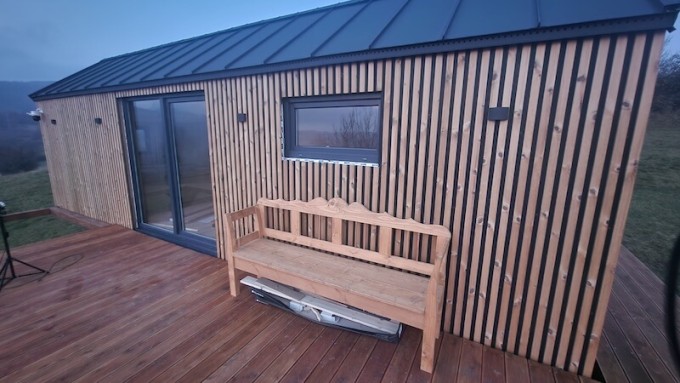 Antracitové okná v mobilnej chatke