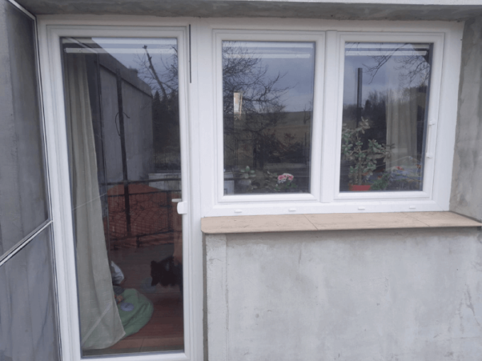 Zákazník zo Zruče nad Sázavou si vybral dvojité plastové okno spolu s bielymi parapetmi a sieťkami proti hmyzu.