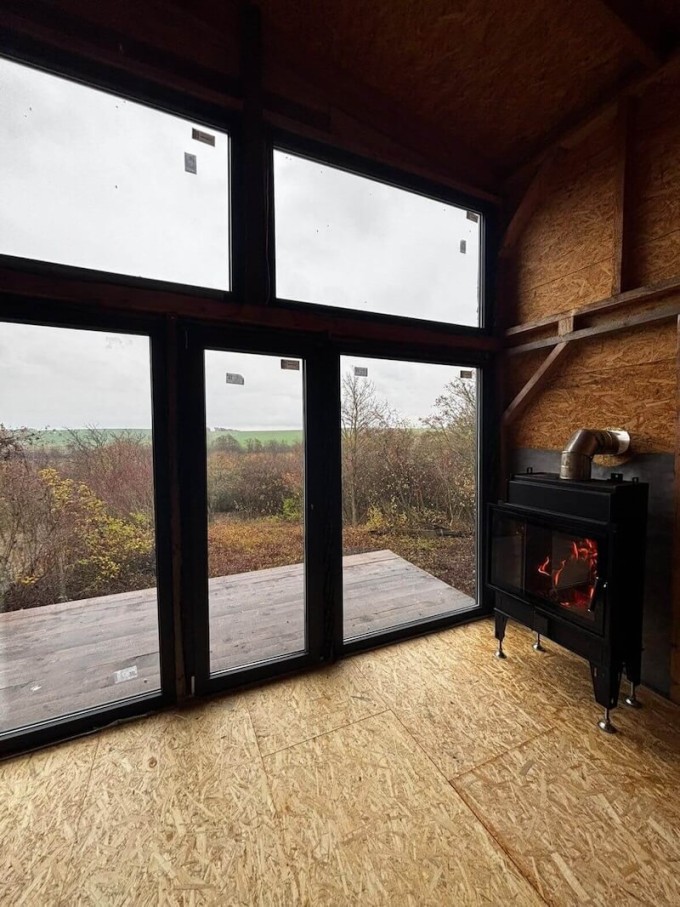 Antracitové okná v chalupe