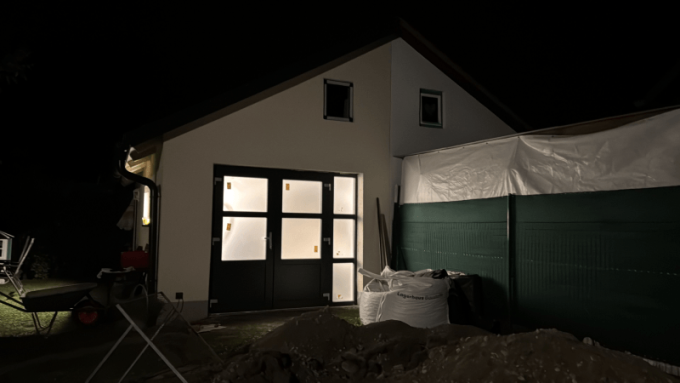 Presklená vstupná zostava zložená z rozmerných dverí.