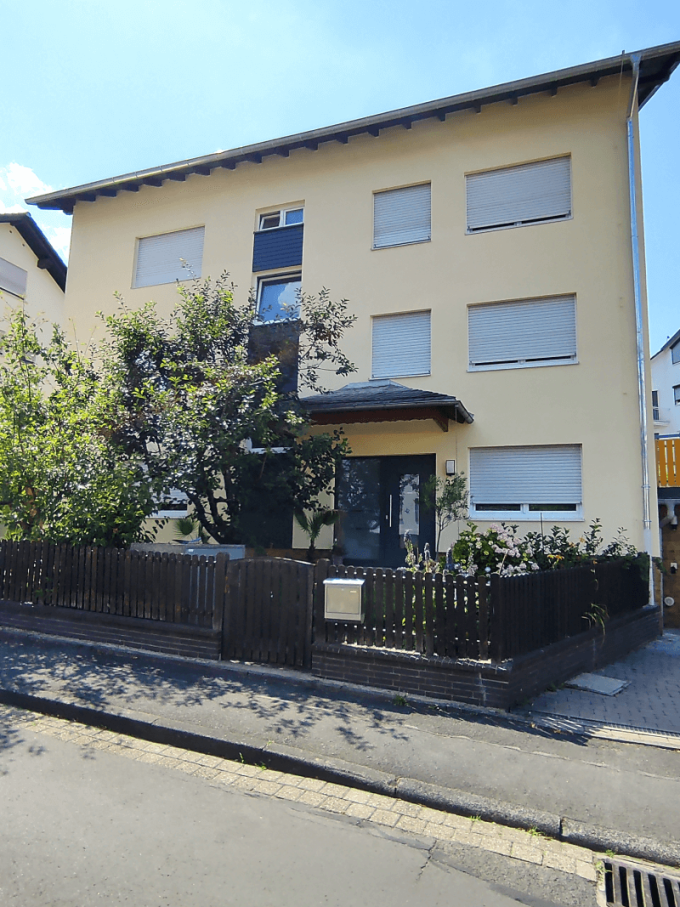 Zákazník z Nemecka si objednal okná z PVC v profile REHAU Synego AD Classic a odolné hliníkové parapety.