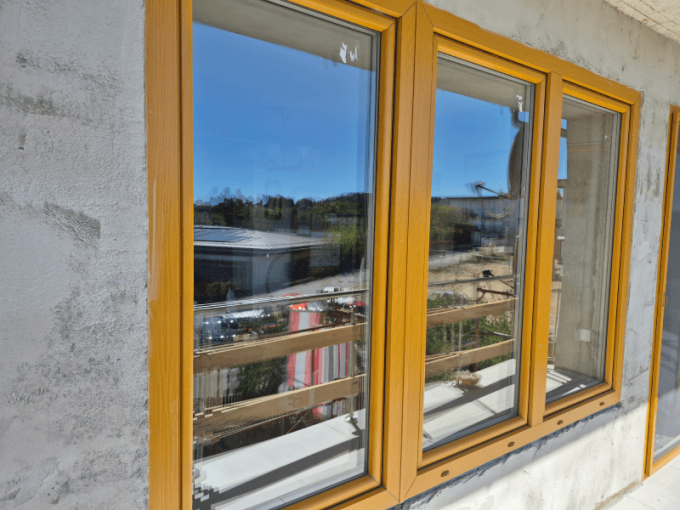 Dodávka trojkrídlových okien a balkónových dverí so sieťami proti hmyzu.