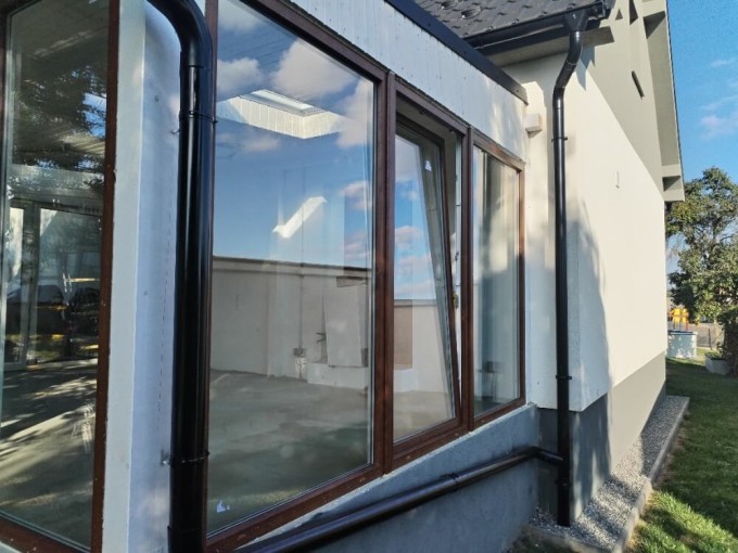 Realizácia troch balkónových zostáv v profile REHAU SmartLine+ Classic v dekore zlatý dub