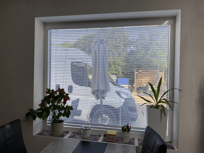 PVC okná v profile REHAU SmartLine + Classic v dekore tmavý dub zvonku a v bielom dekore zvnútra