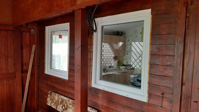Biele plastové okno do chaty