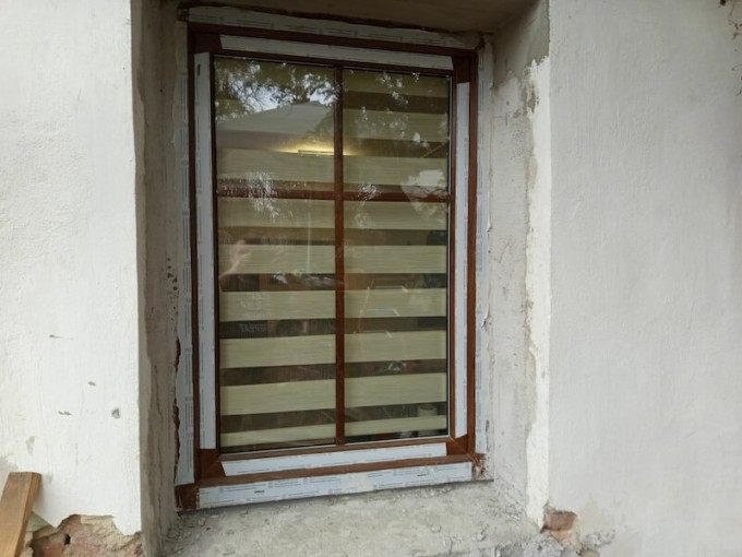 Zákazník si objednal jednokrídlové okno s mriežkou medzi sklami v dekore zlatý dub