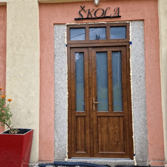 Realizácia vchodových dverí s nadsvetlíkom a fixným bočným dielom.