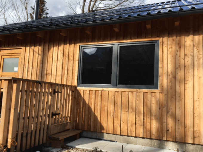 Náš zákazník sa rozhodol pre okná z profilu REHAU Synego MD v antracitovej farbe.