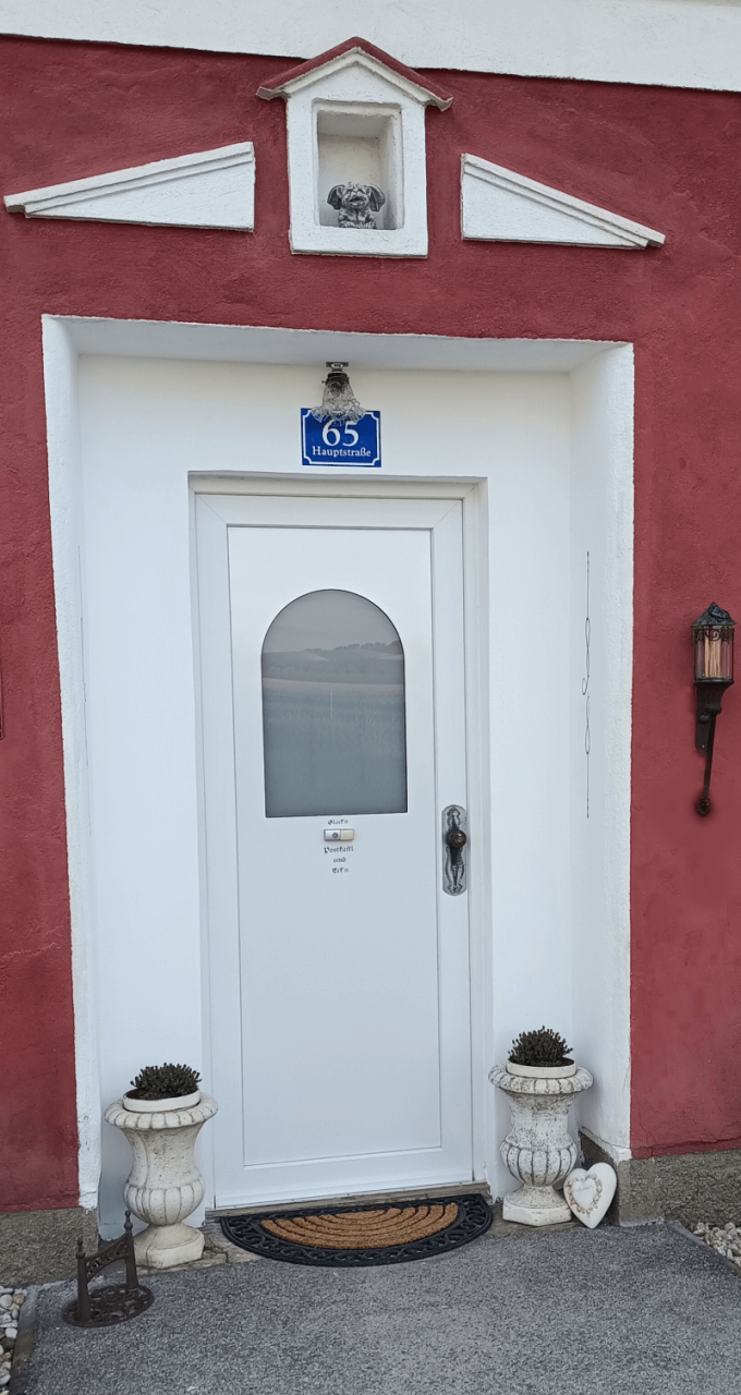 Pre zákazníka z Rakúska sme dodali dvoje hlavné vchodové dvere v profile Ideal 4000 v elegantnej bielej farbe z oboch strán.