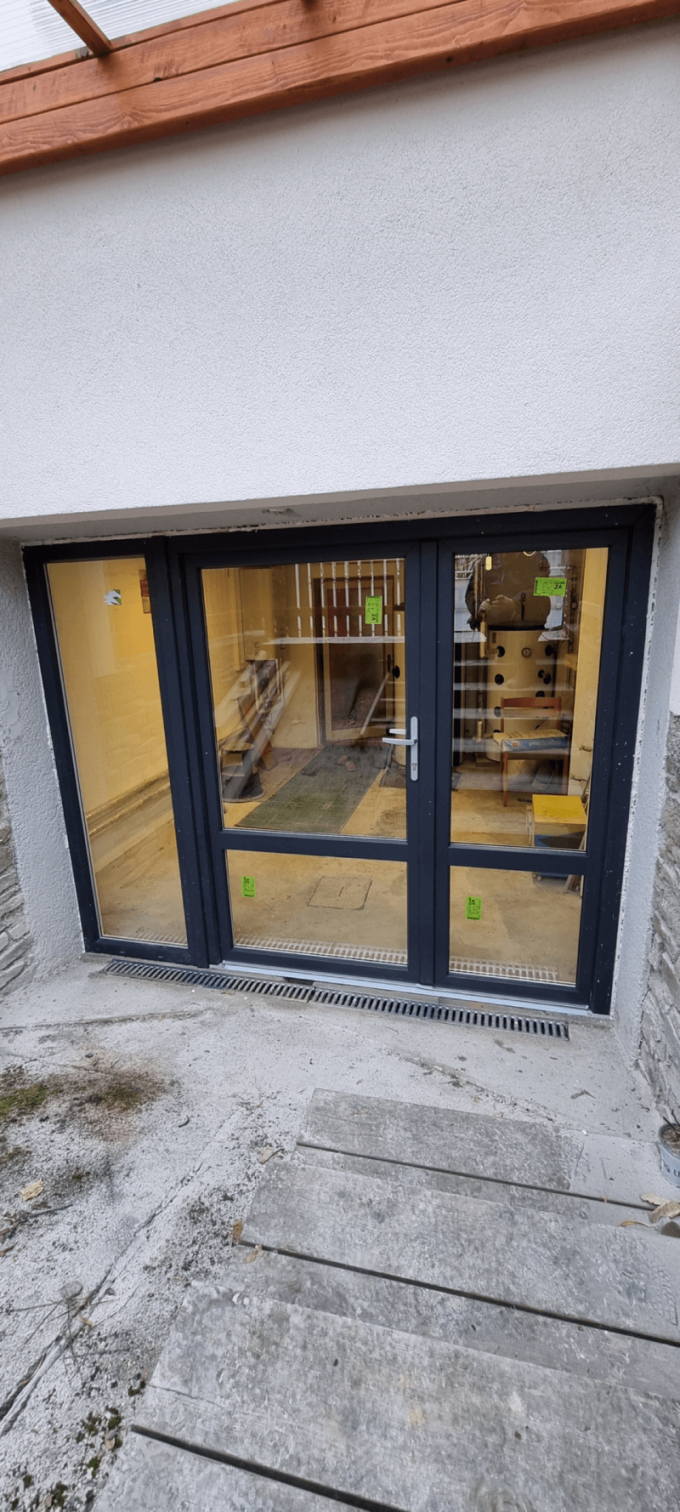 Realizácia trojkrídlovej balkónovej zostavy na mieru v modernej antracitovej farbe s pieskovou štruktúrou