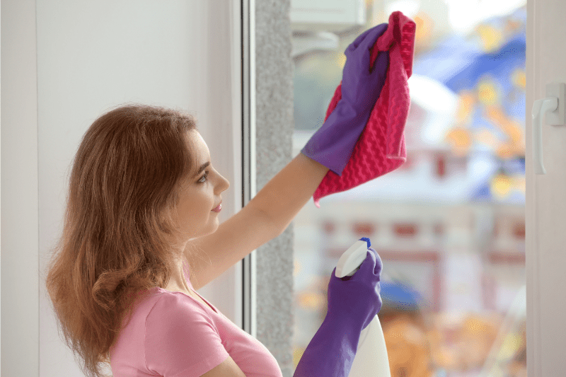 Očištění a omytí oken před nasazením krytek kování