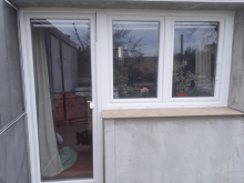 Biele okno s balkónovými dverami v profile REHAU Synego AD Classic