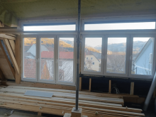 Biele okná vo vikieri s nadsvetlíkom