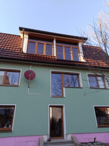 Pohľad na okná v dekóre Winchester