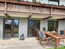 Zákazka zahŕňala dvere z profilu REHAU Synego MD a REHAU Synego PREMIUM a plastové okná z profilu REHAU Synego MD