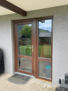 Balkónové dvere vo farbe orech