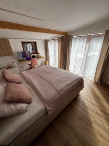 Veľké okná na presvetlenie spálne 