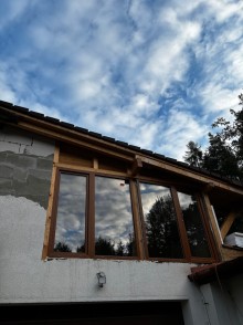 Dve sady pozostávajúce z pevného okna a balkónových dverí