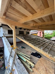 Stav pred rekonštrukciou - spálňa bola postavená na streche garáže