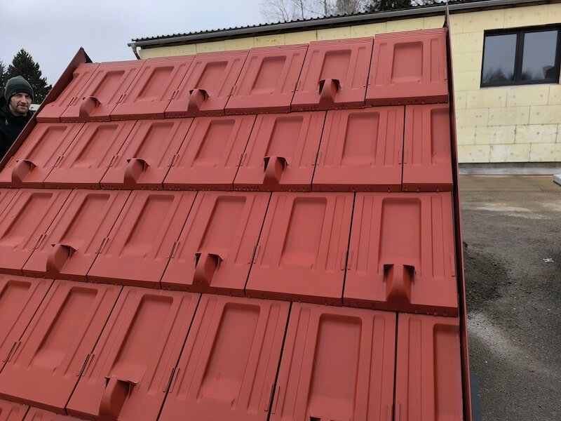 Plastová strešná krytina v tehlovej červenej farbe – ideálna krytina na pergolu