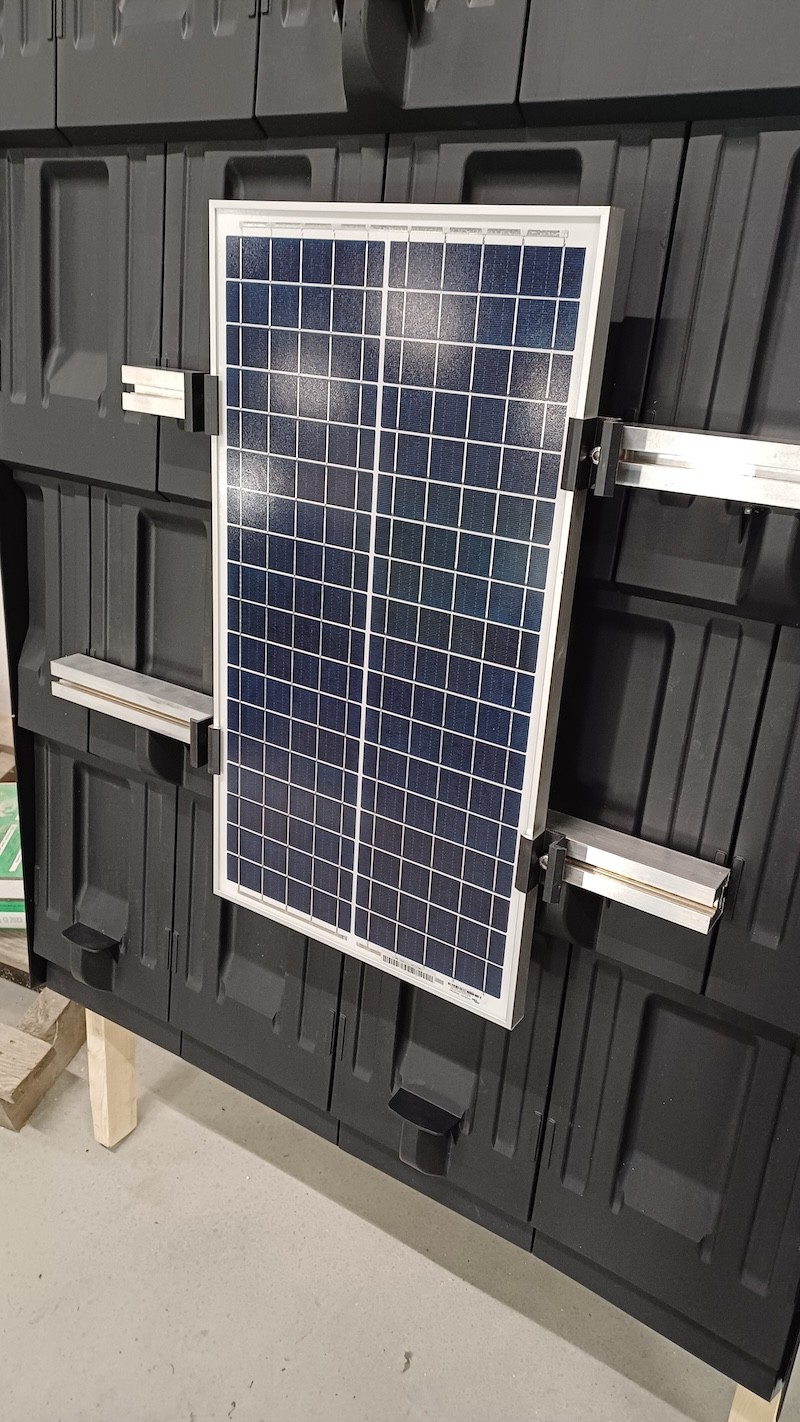Plastová strešná krytina Solar s držiakom, na ktorý môžete hneď umiestniť fotovoltický panel