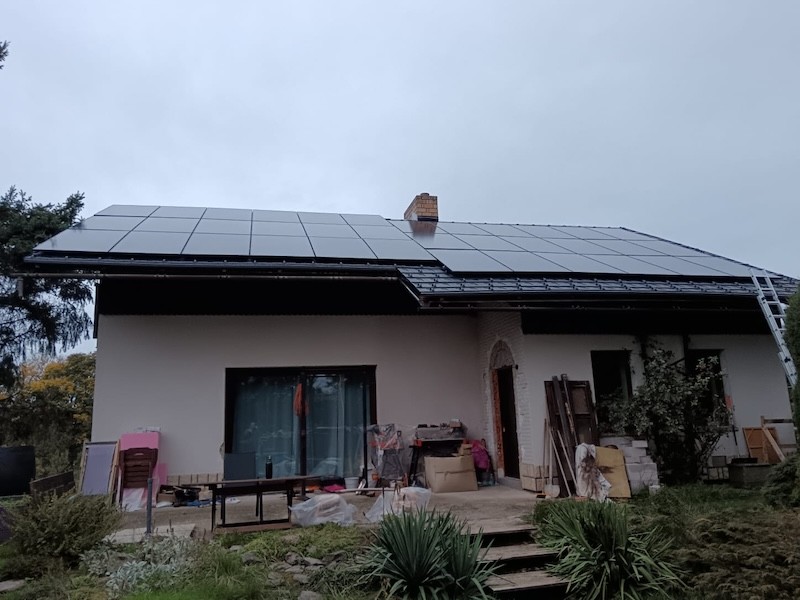 Plastová strešná krytina Solar s fotovoltickými panelmi – Ak budete dávať panelov viac, odporúčame montovať ich pomocou antikorových držiakov (máme ich k dispozícii). Je to z dôvodu lepšieho prúdenia vzduchu za FVE a chladenia