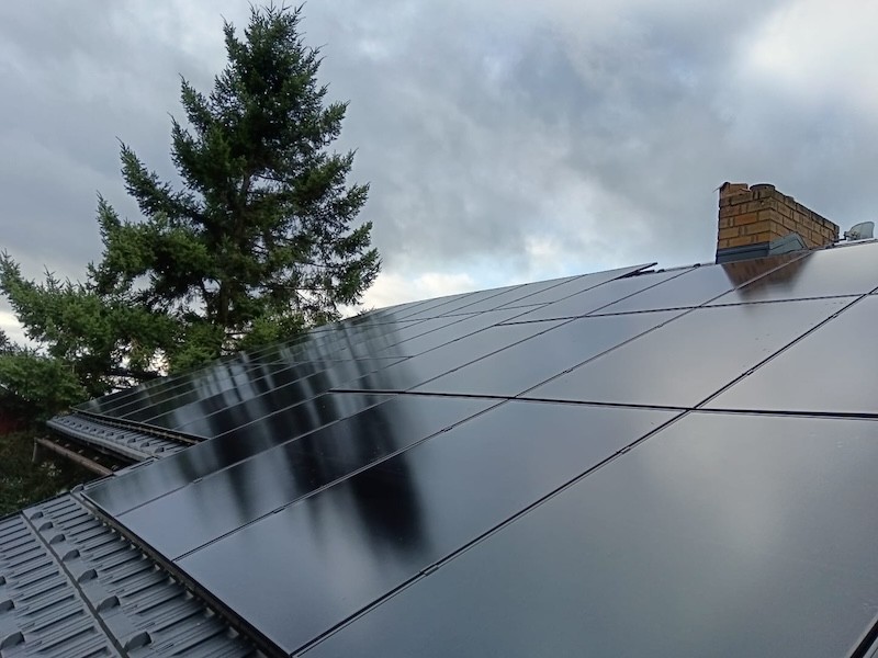 Plastová strešná krytina Solar s fotovoltickými panelmi